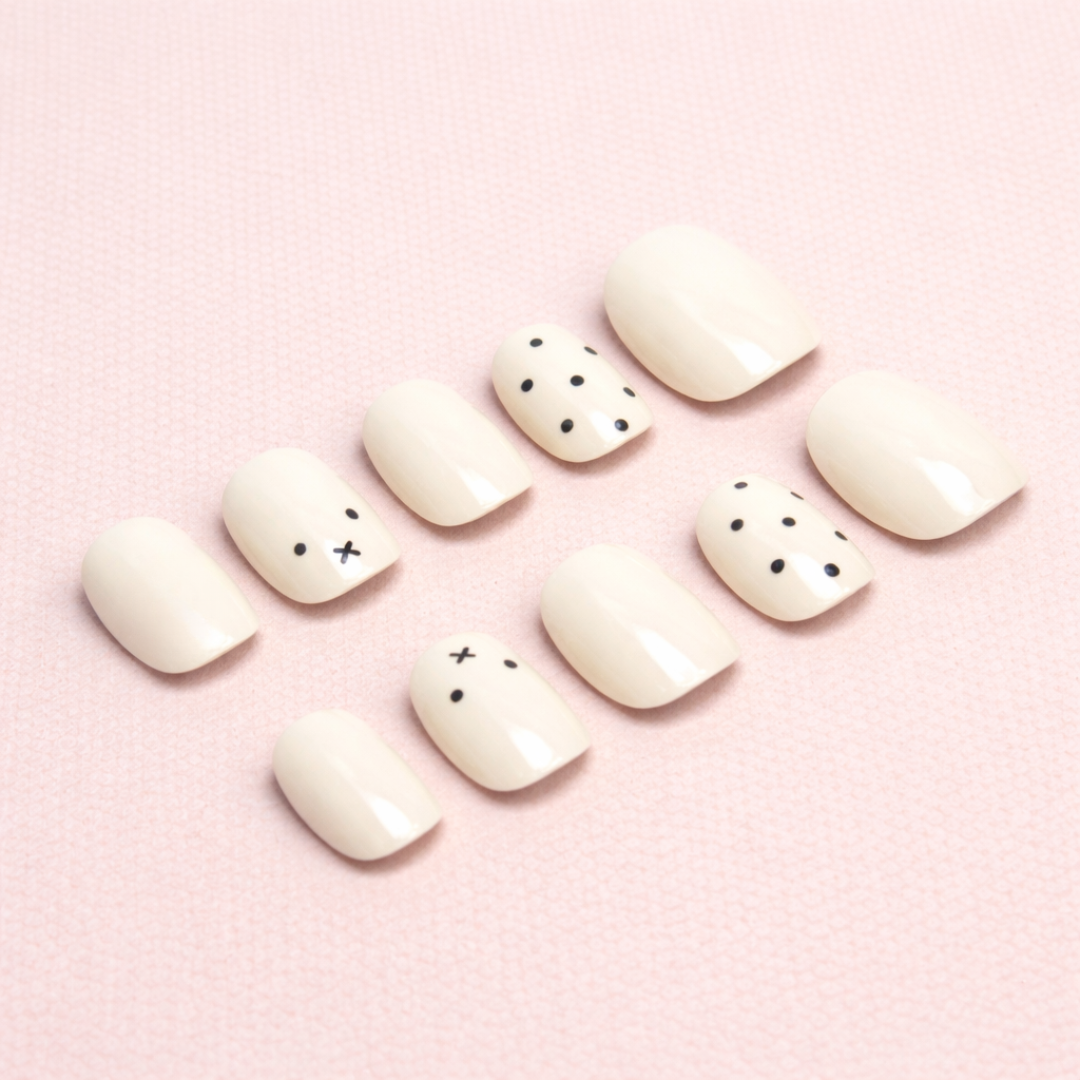 Faux ongles press-on crème MB Beauty – exemple de modèle abordable à comparer avant achat