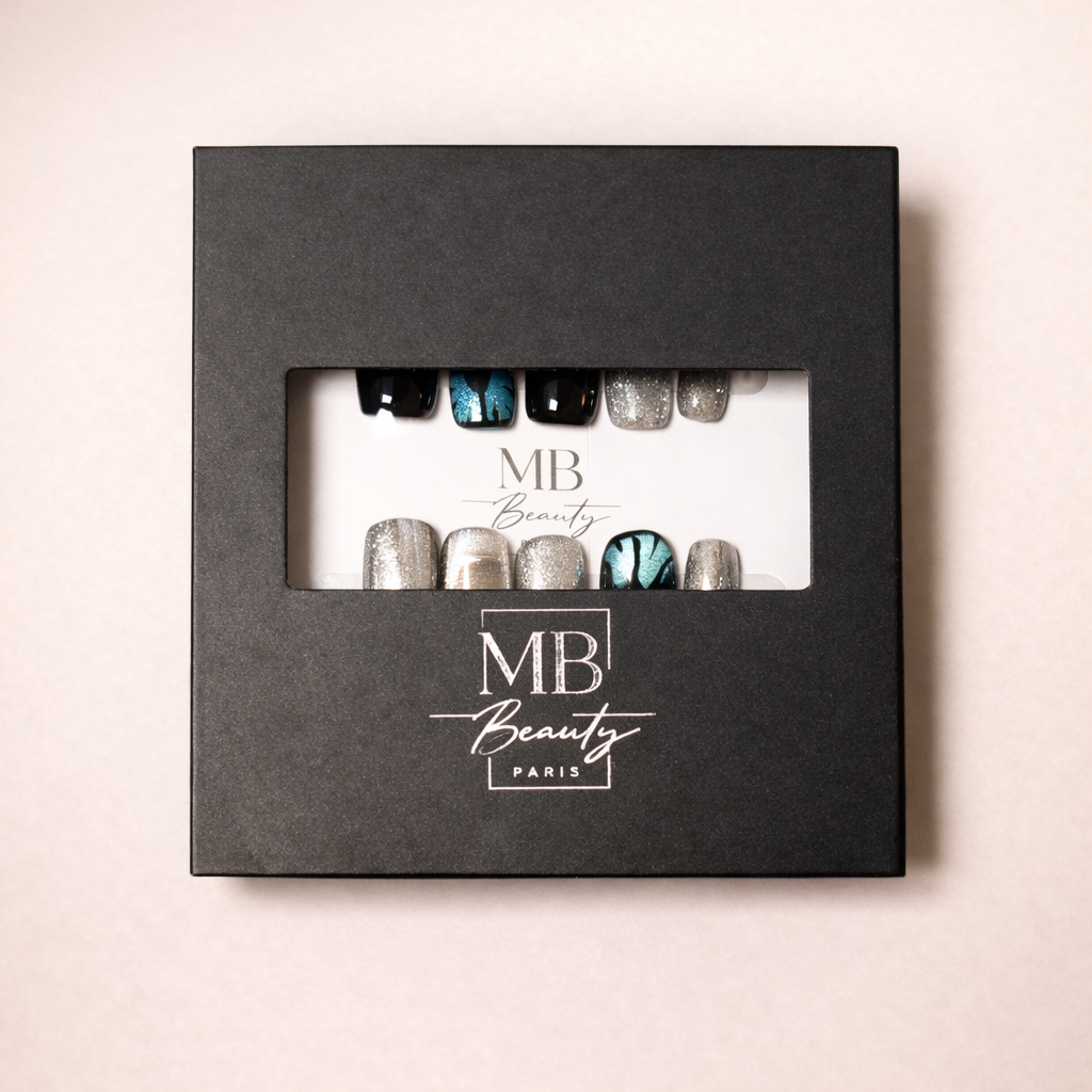 Boîte MB Beauty avec ongles press-on Azur Profond bleu élégant