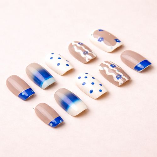 Ongles press-on Bleu Klein Fleuri – design bleu profond avec fleurs délicates MB Beauty