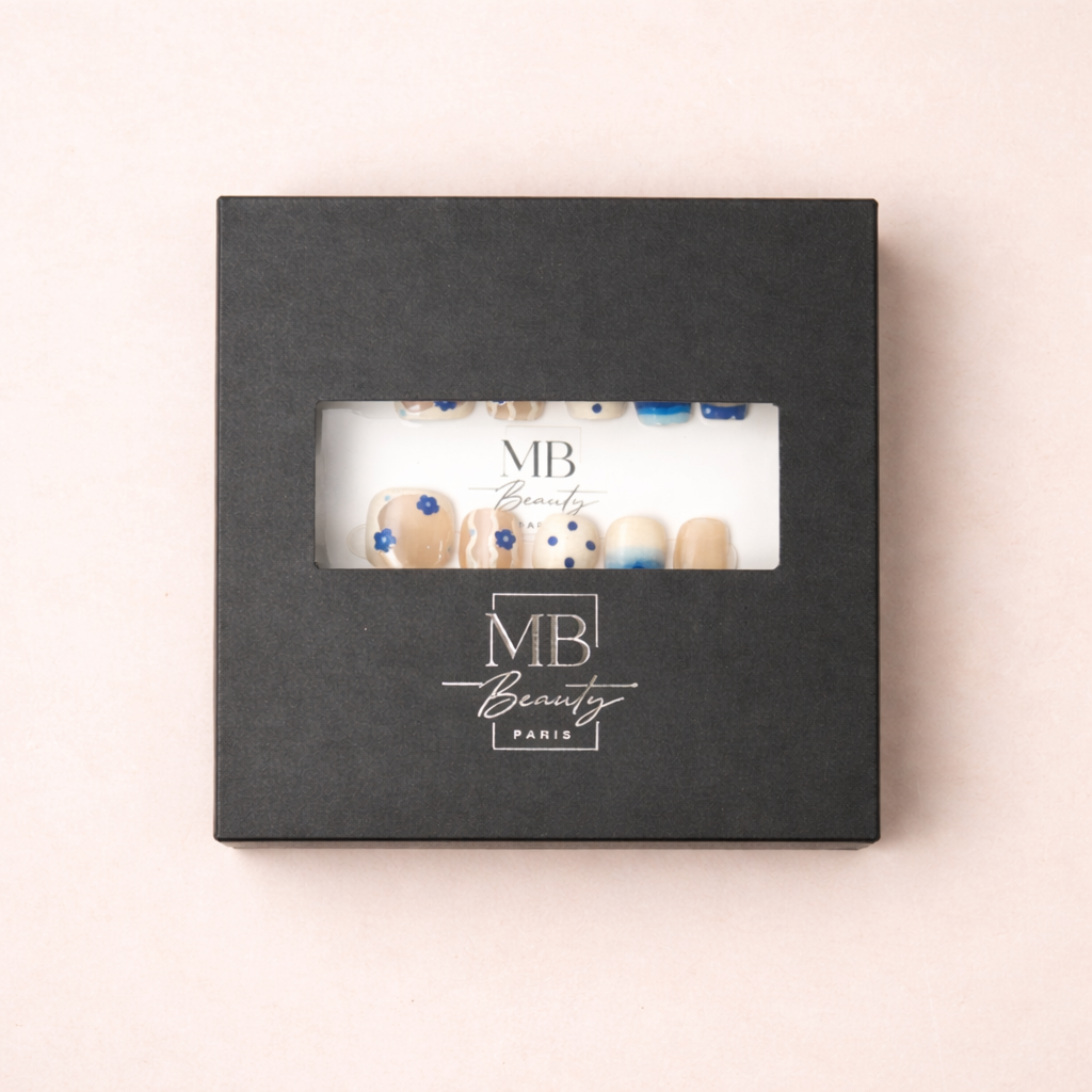Boîte MB Beauty avec ongles press-on Bleu Klein Fleuri design floral élégant