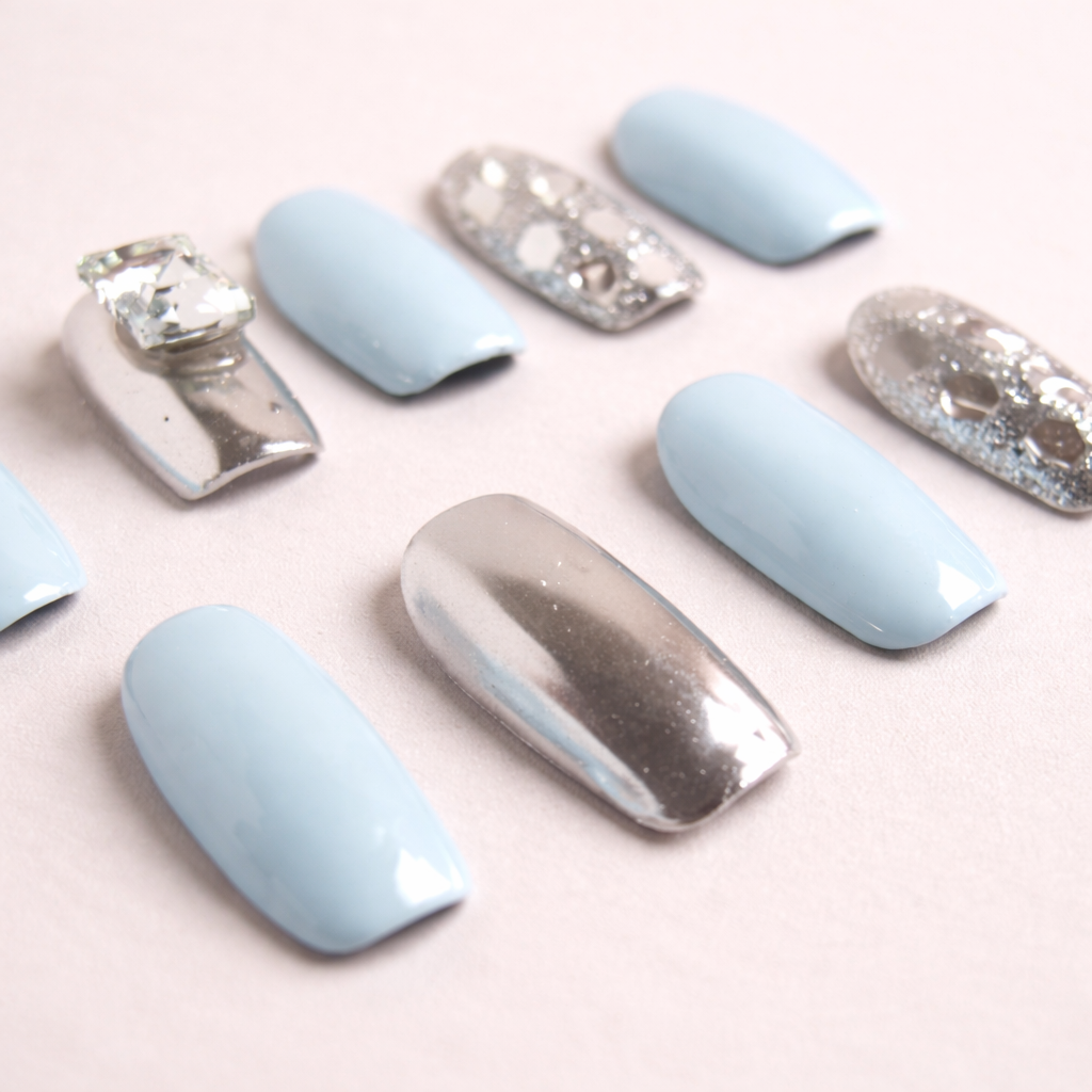 Détail ongles press-on Ice Blue Silver – finition chrome brillante effet miroir