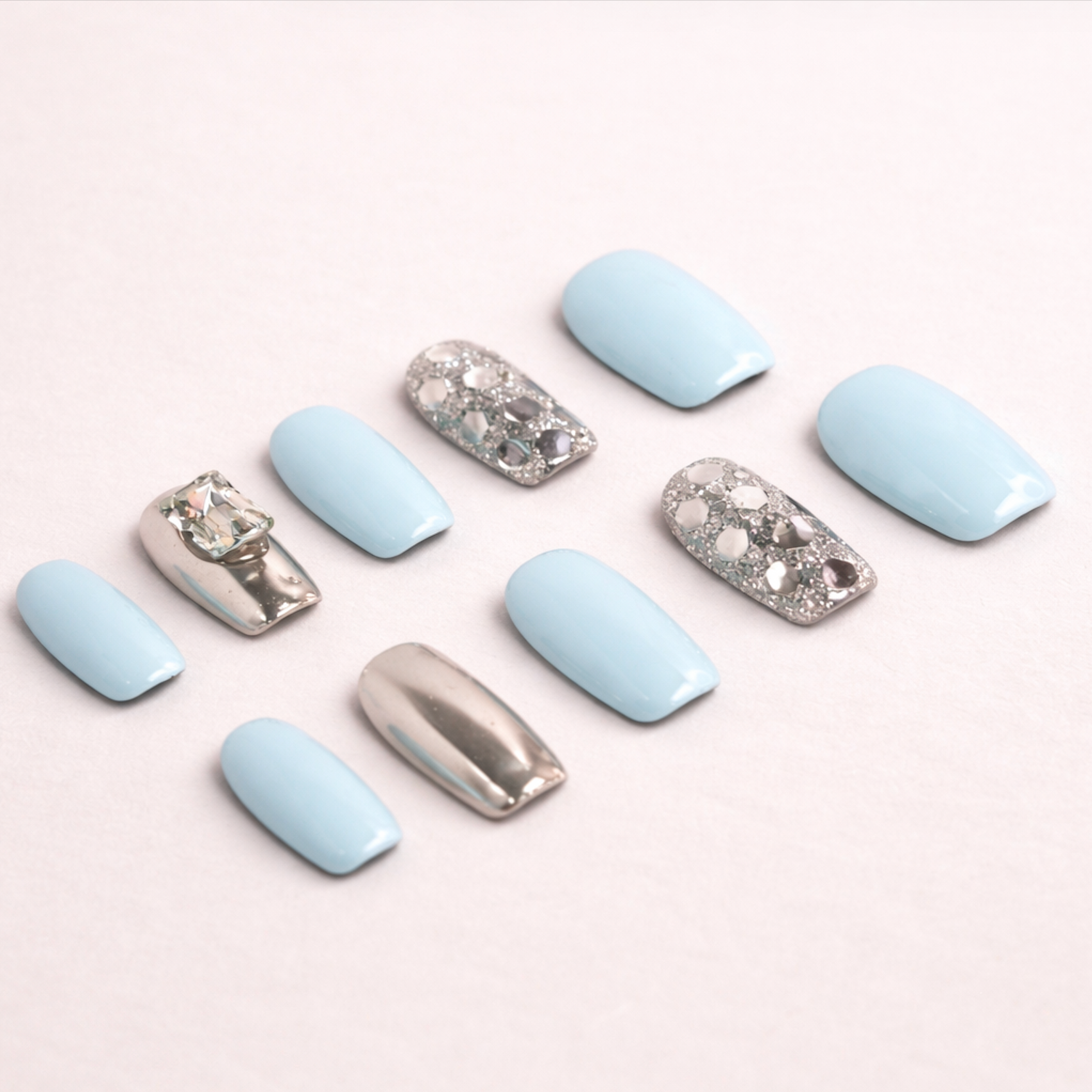 Ongles press-on Ice Blue Silver – bleu glacé avec reflets chrome métalliques