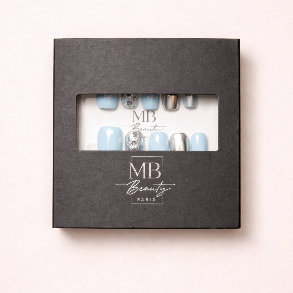 Boîte MB Beauty avec ongles press-on Ice Blue Silver bleu chrome
