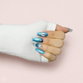 Ongles press-on Blue Eclipse sur main – design bleu profond effet chrome brillant