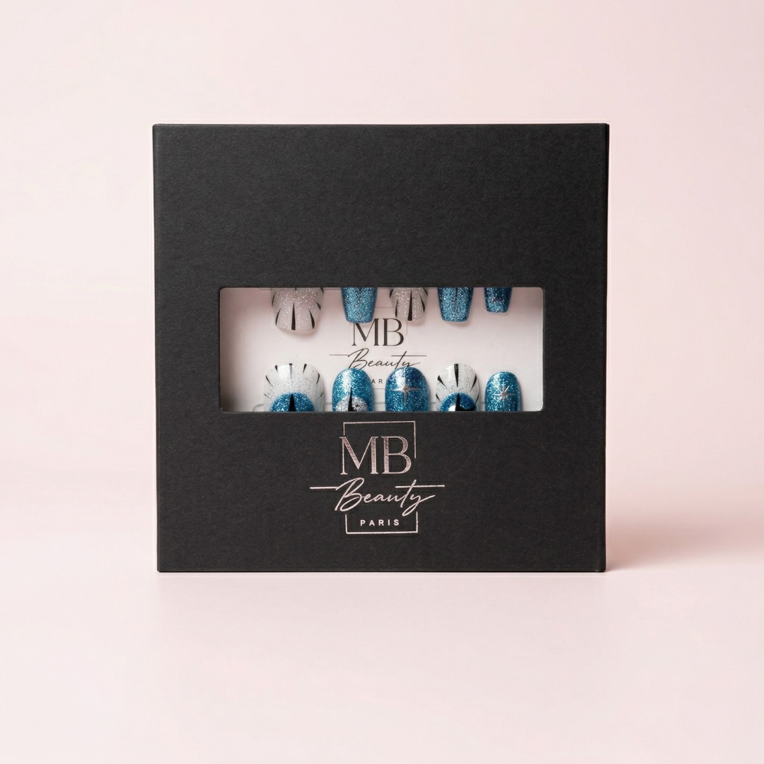 Boîte MB Beauty avec ongles press-on Blue Eclipse bleu chrome