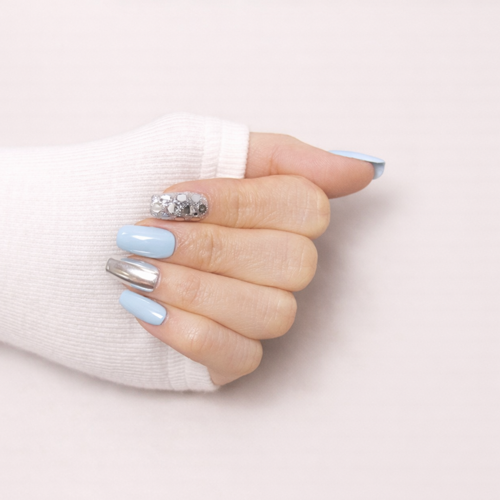 Ongles press-on Ice Blue Silver sur main – design bleu glacé effet chrome brillant
