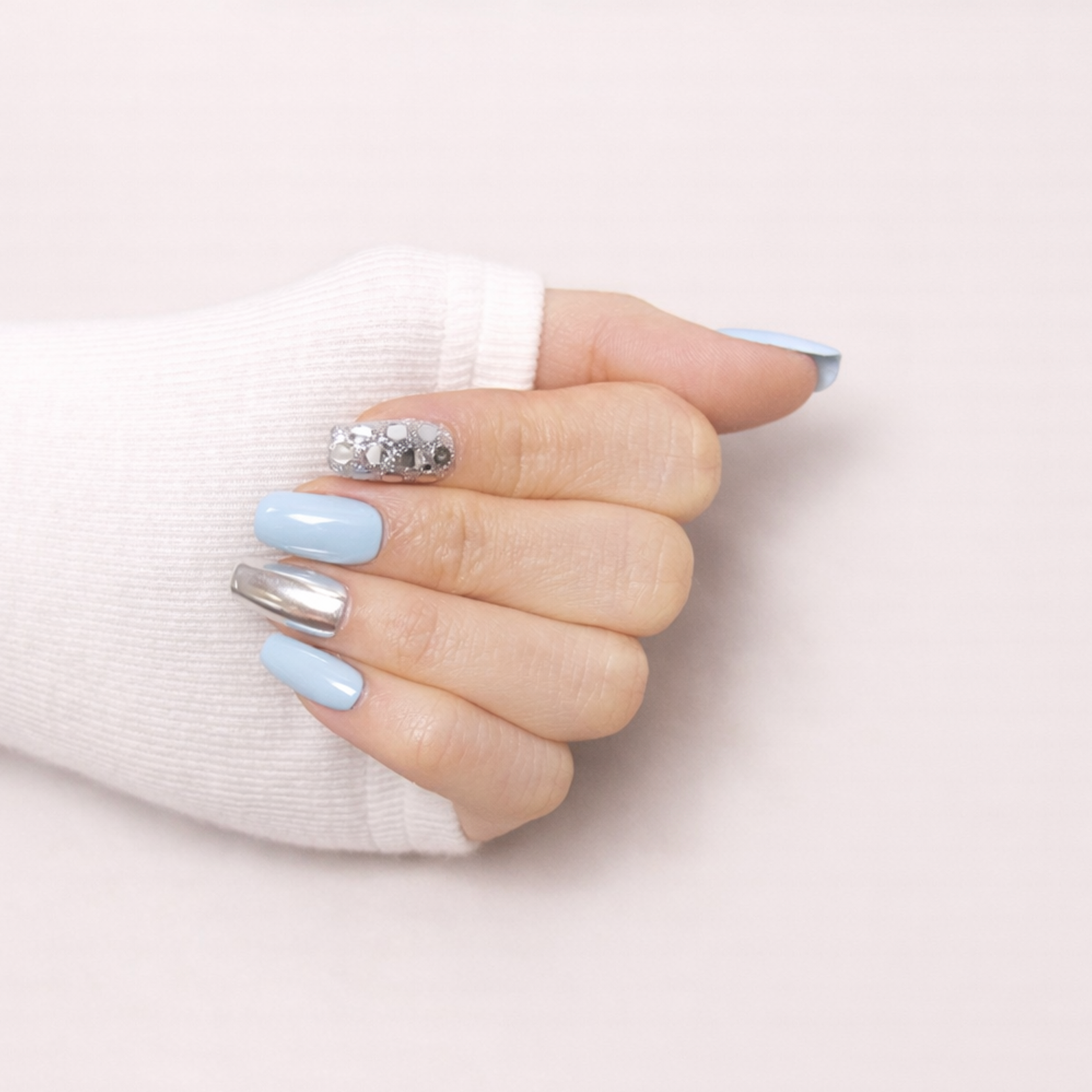 Ongles press-on Ice Blue Silver sur main – design bleu glacé effet chrome brillant