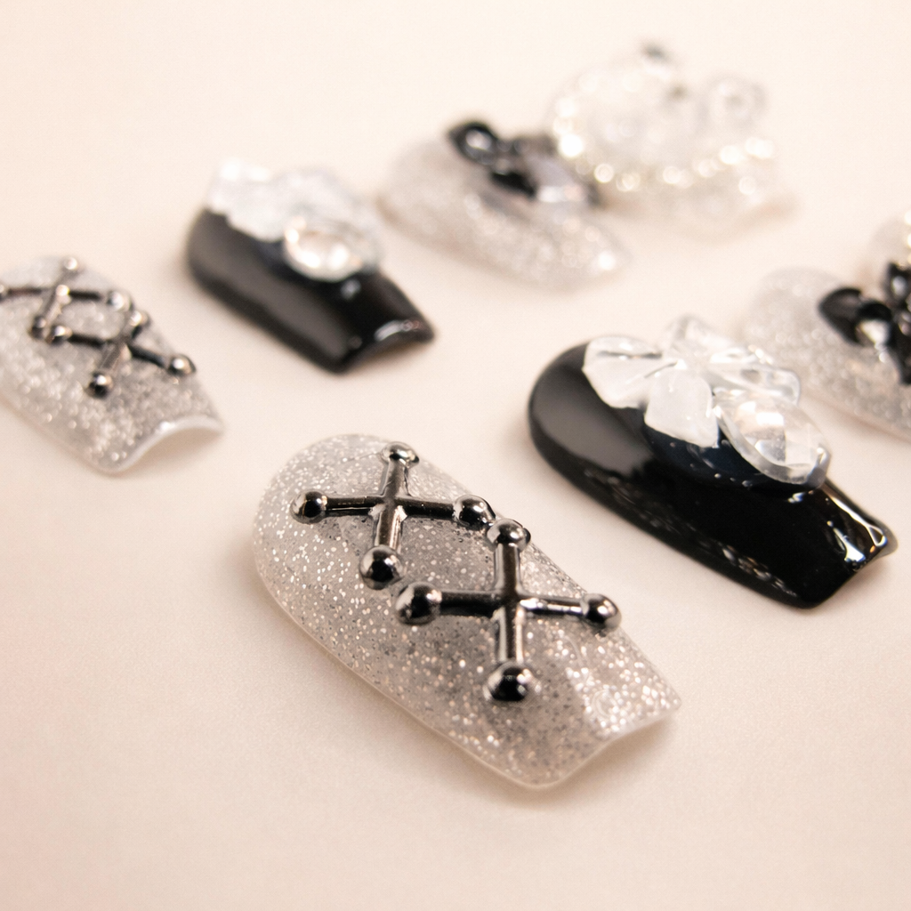 Détail ongles press-on Bow Teddy – finition noire brillante et éléments décoratifs raffinés