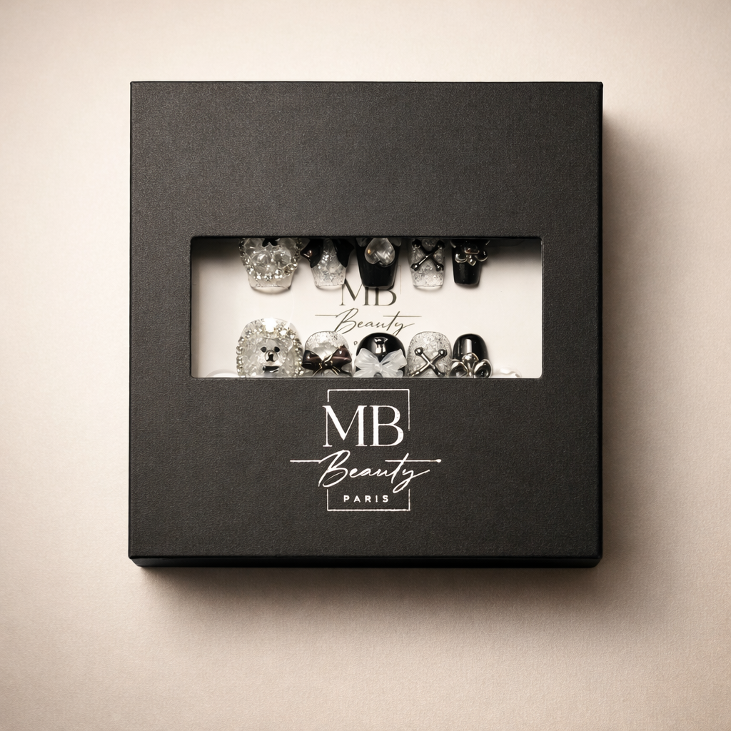 Boîte MB Beauty contenant ongles press-on Bow Teddy noirs élégants