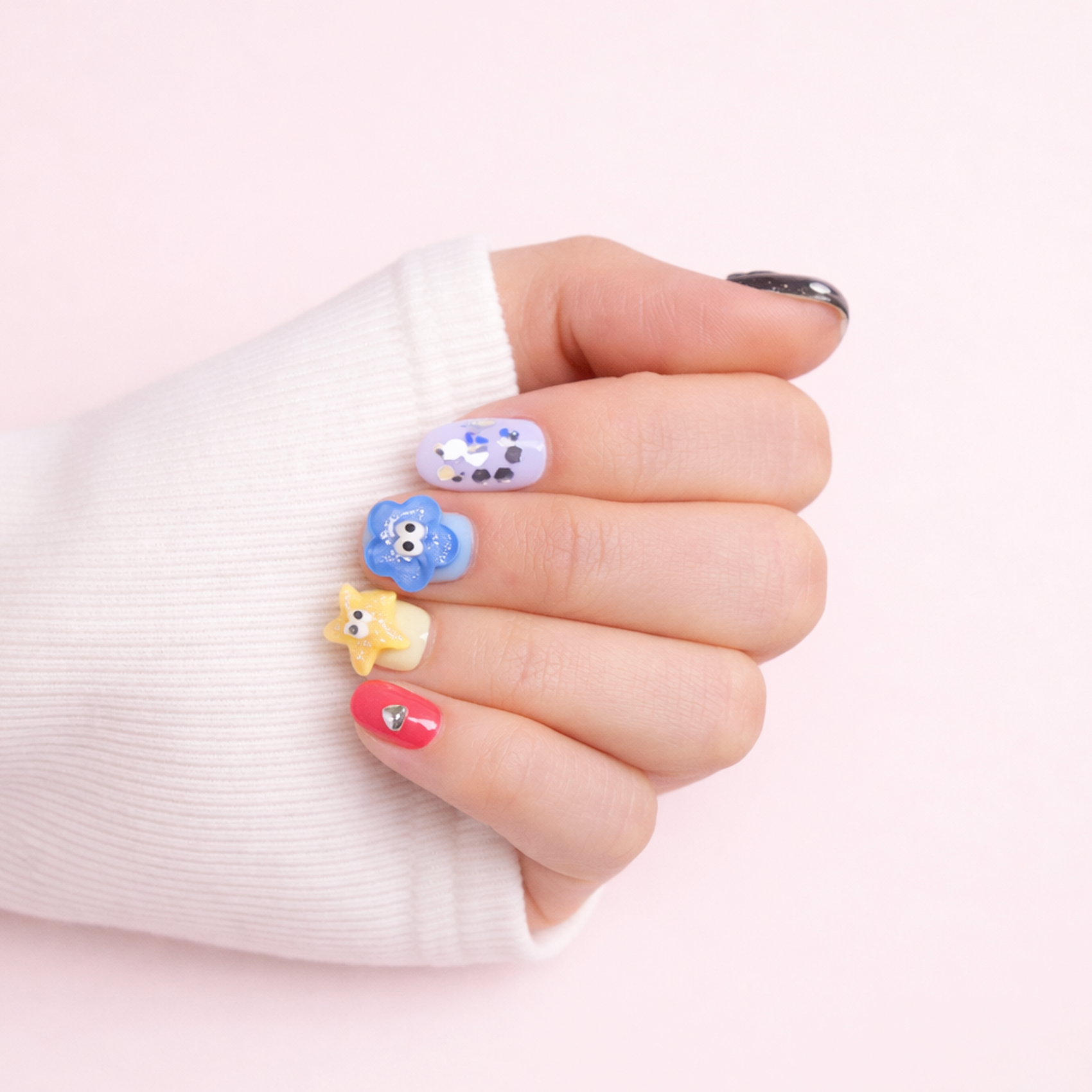 Ongles press-on Cartoon Pop sur main – manucure colorée design fun et tendance