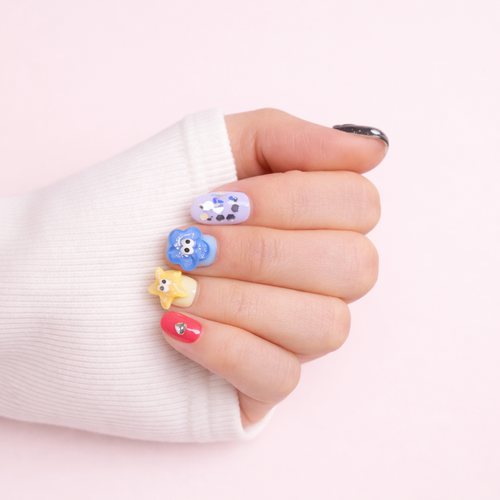 Ongles press-on Cartoon Pop sur main – manucure colorée design fun et tendance