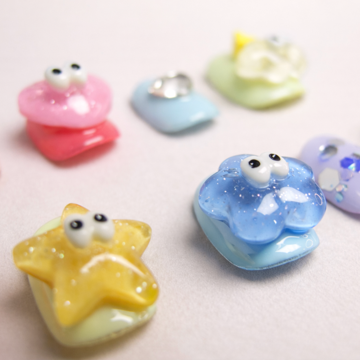 Détail ongles press-on Cartoon Pop – couleurs vives et finition brillante