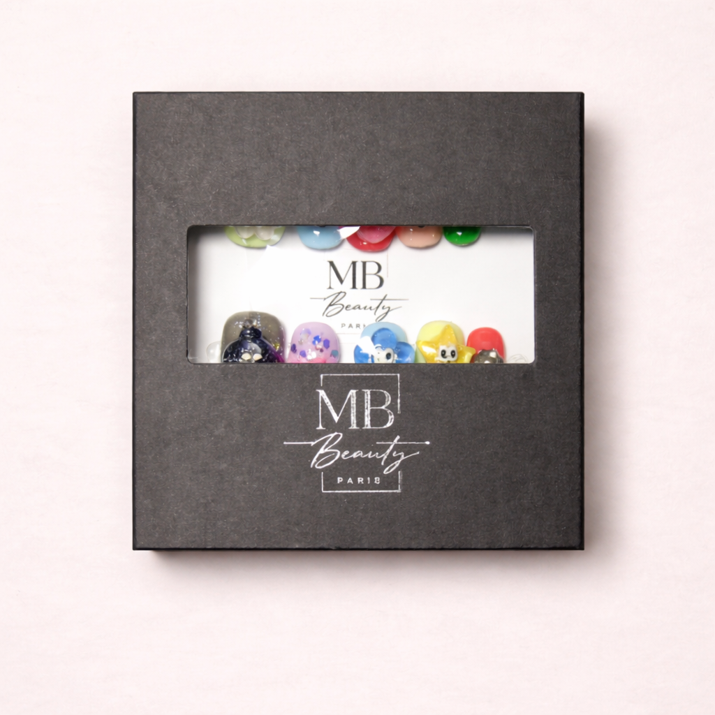 Boîte MB Beauty avec ongles press-on Cartoon Pop colorés