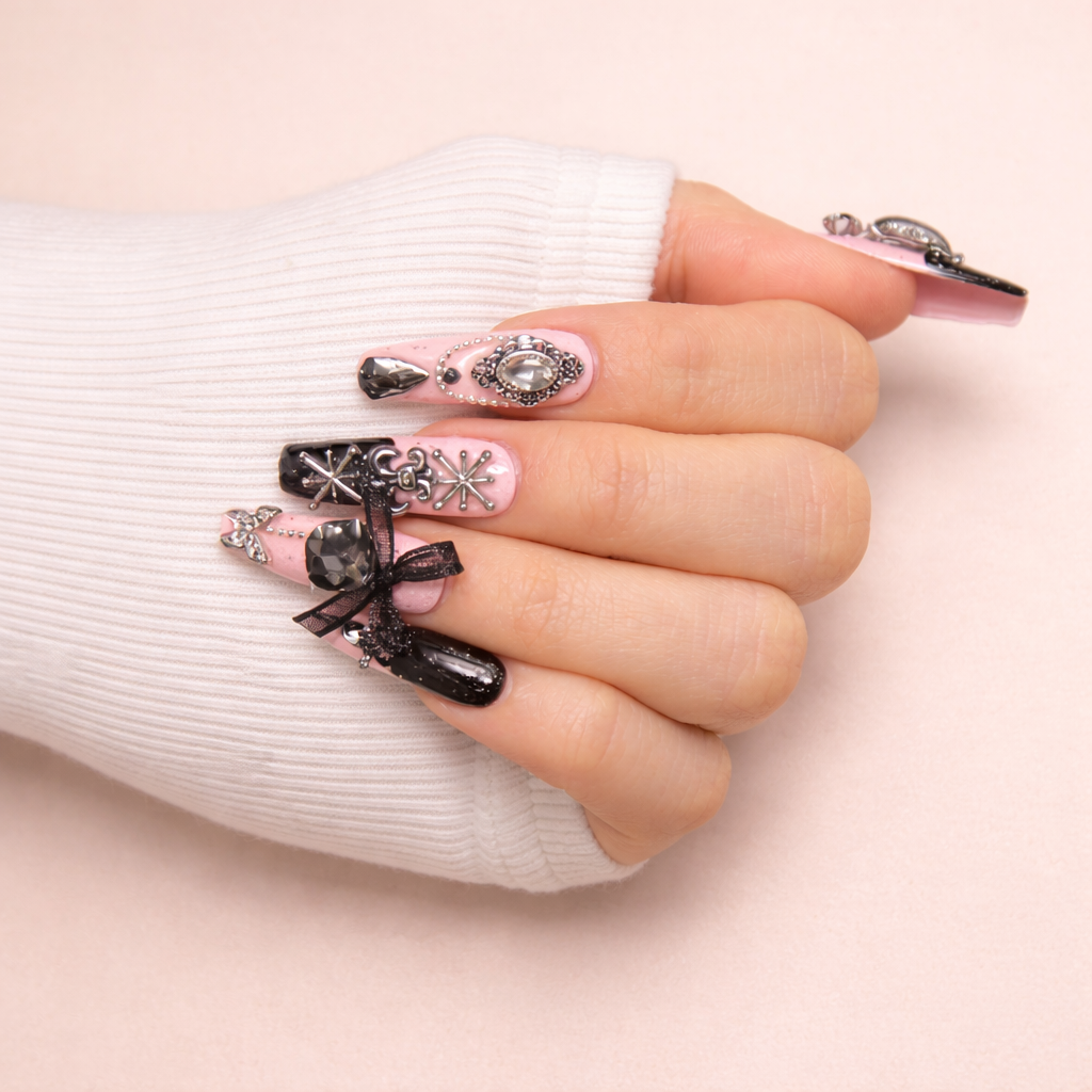 Ongles press-on Gothic Rose sur main – manucure sombre élégante avec motifs floraux