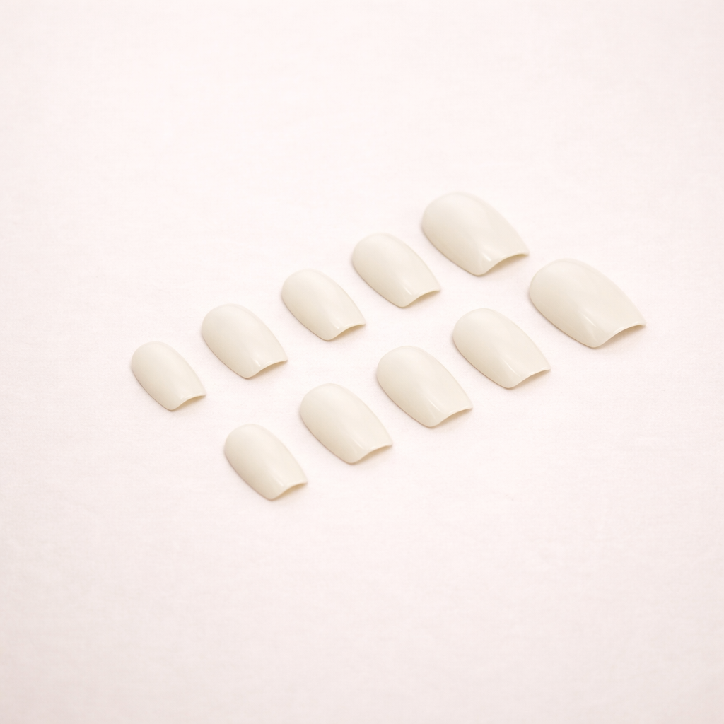 Détail ongles Gris Lune – finition brillante gris subtil