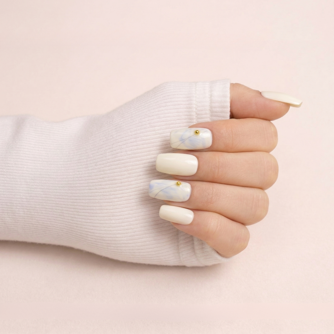 Ongles press-on Horizon sur main – manucure dégradé subtil effet élégant