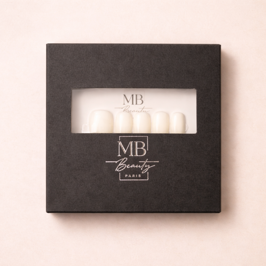 Boîte MB Beauty Paris avec faux ongles press-on nude blanc dans un packaging premium noir