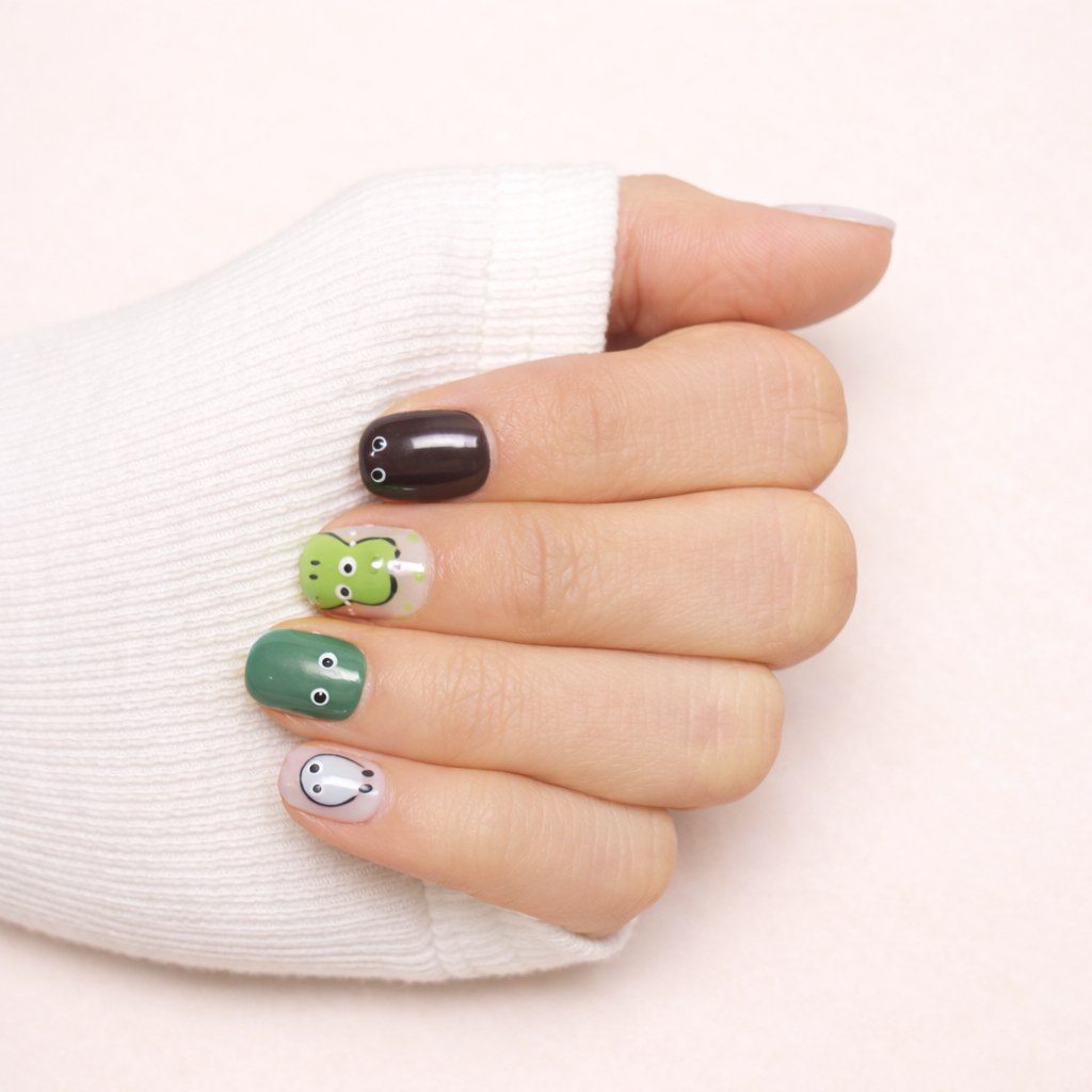 Ongles press-on Jeu Moderne sur main – manucure design graphique moderne élégante