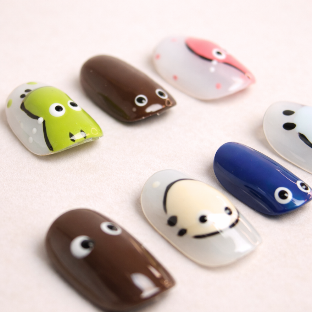 Détail ongles press-on Jeu Moderne – formes graphiques et finition moderne élégante