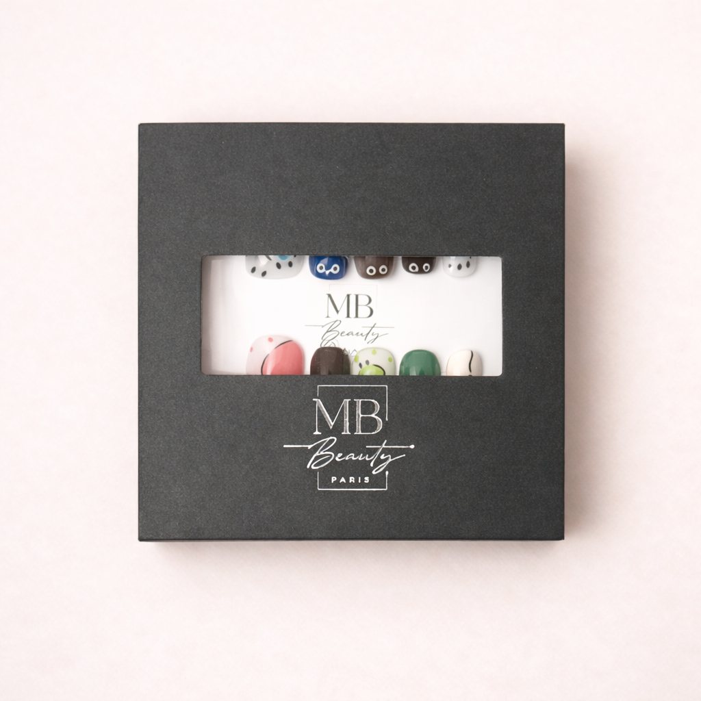 Boîte MB Beauty avec ongles press-on Jeu Moderne design graphique élégant