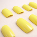 Détail ongles press-on Lumière Citron – finition brillante jaune doux élégant