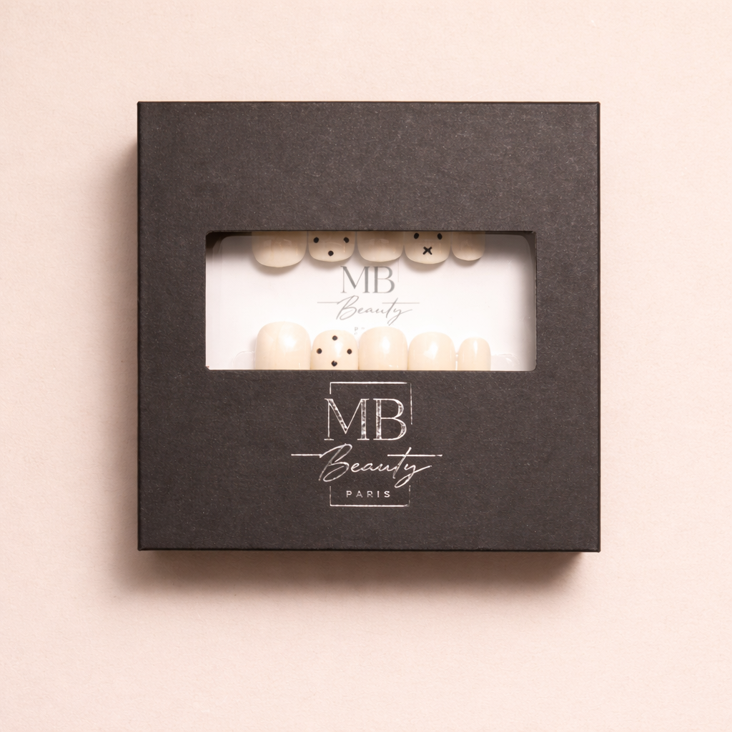 Boîte MB Beauty avec ongles press-on Mini Crème effet naturel élégant
