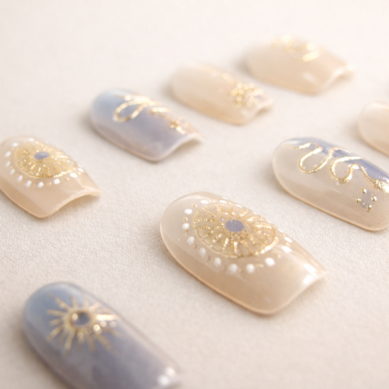 Détail ongles press-on Or Solaire – finition brillante avec reflets dorés élégants