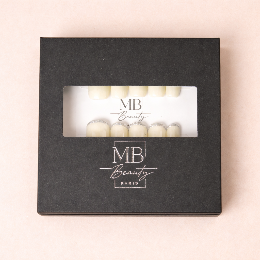 Boîte MB Beauty avec ongles press-on Perle Douce nacrés élégants