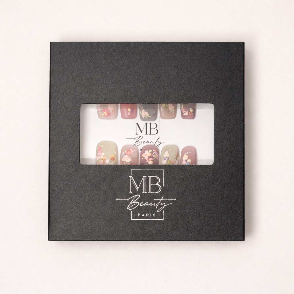 Boîte MB Beauty avec ongles press-on Pétale Couture design floral élégant
