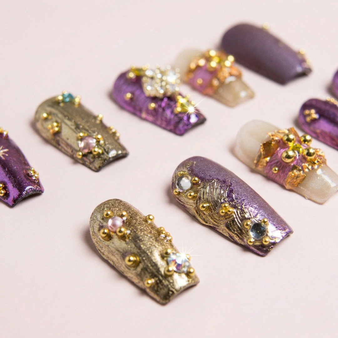 Détail ongles press-on Princesse Royale – ornements raffinés effet bijou brillant