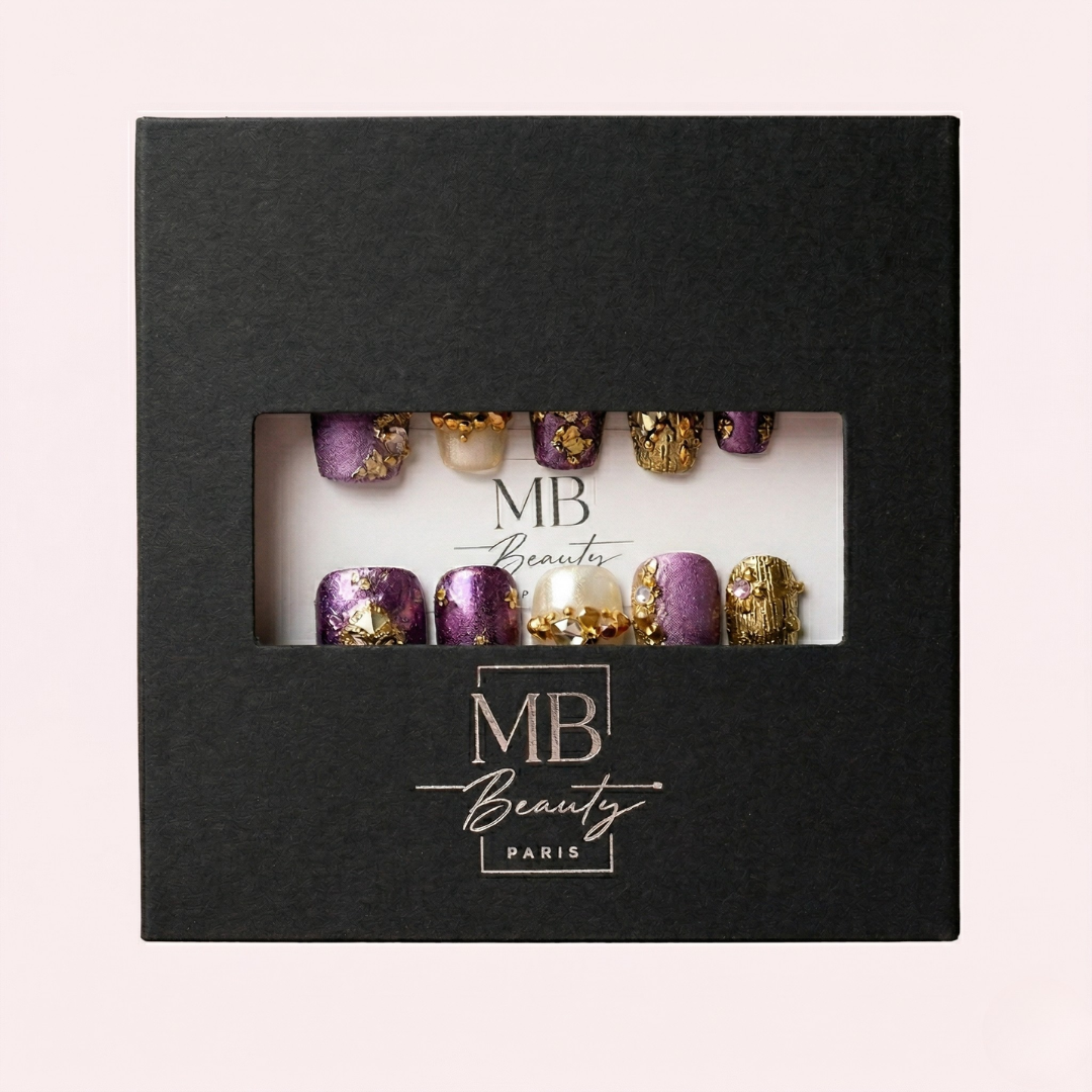 Boîte MB Beauty contenant les ongles press-on Princesse Royale élégants