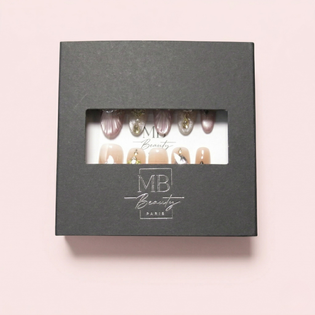 Boîte MB Beauty contenant les ongles press-on Rose Impérial avec design élégant