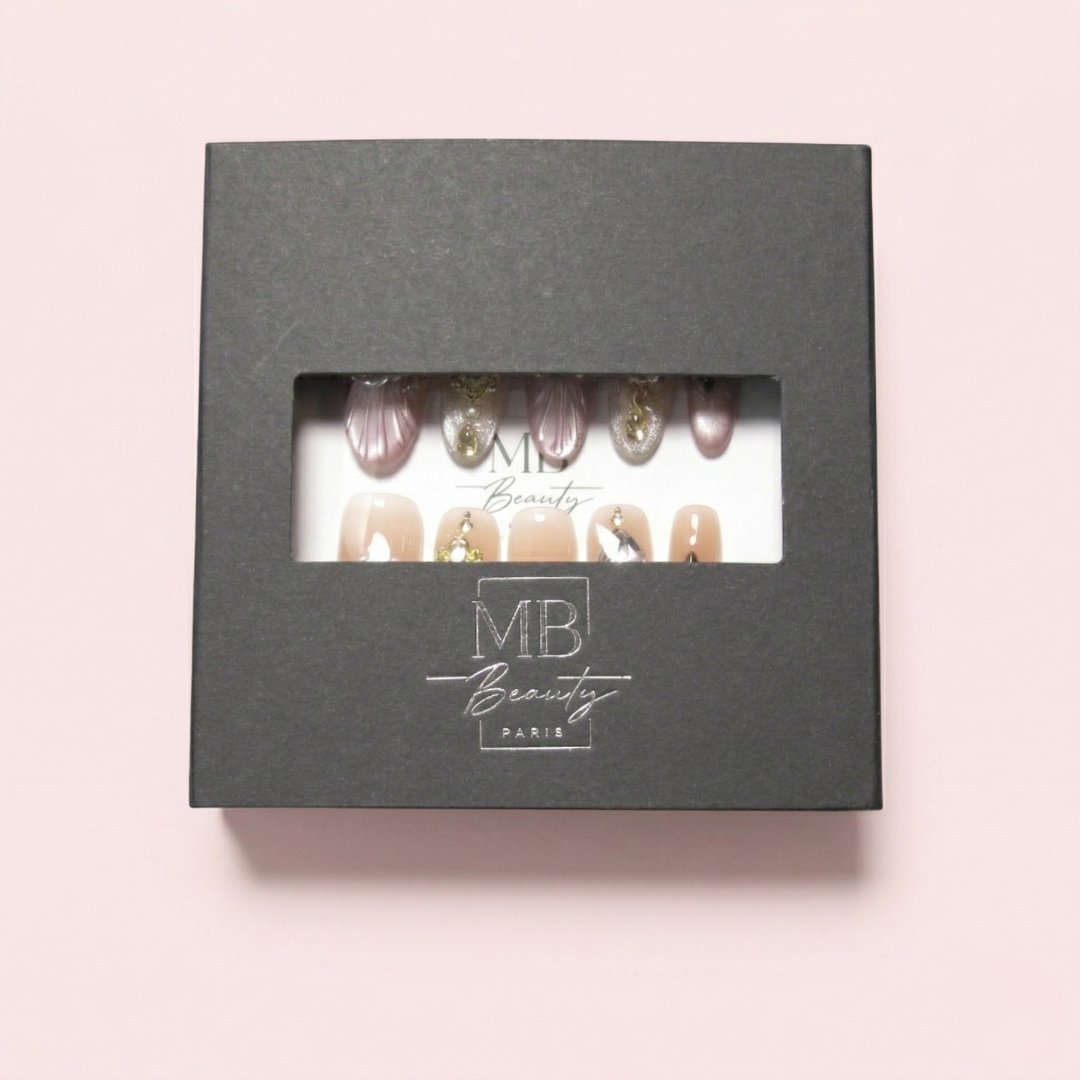 Boîte MB Beauty contenant les ongles press-on Rose Impérial avec design élégant