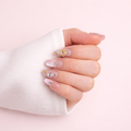 Ongles press-on Rose Impérial sur main – manucure rose profond effet salon avec finition élégante