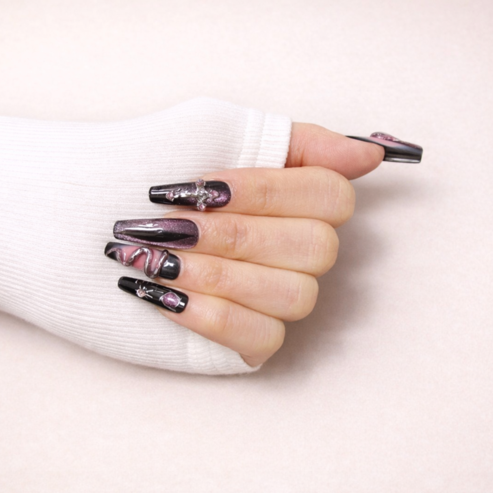 Ongles press-on Rose Minuit sur main – manucure rose profond élégante effet salon