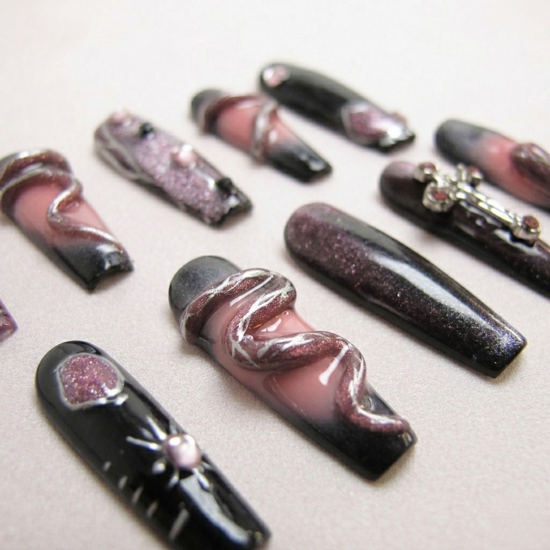 Détail ongles press-on Rose Minuit – finition brillante rose profond