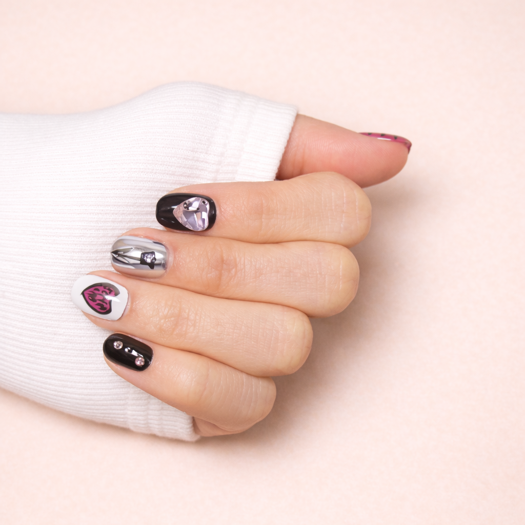 Ongles press-on Rose Y2K sur main – manucure rose glossy style Y2K tendance