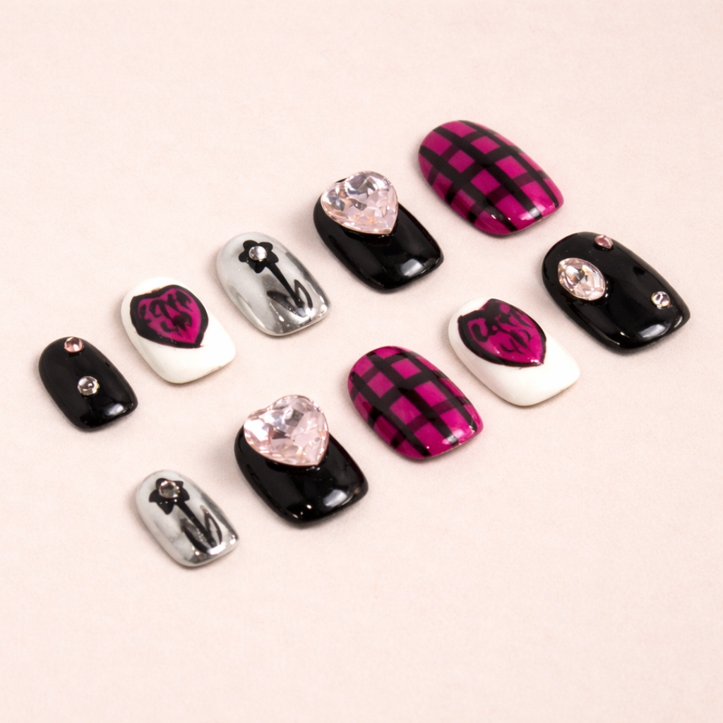 Ongles press-on Rose Y2K – design rose brillant et détails Y2K stylés