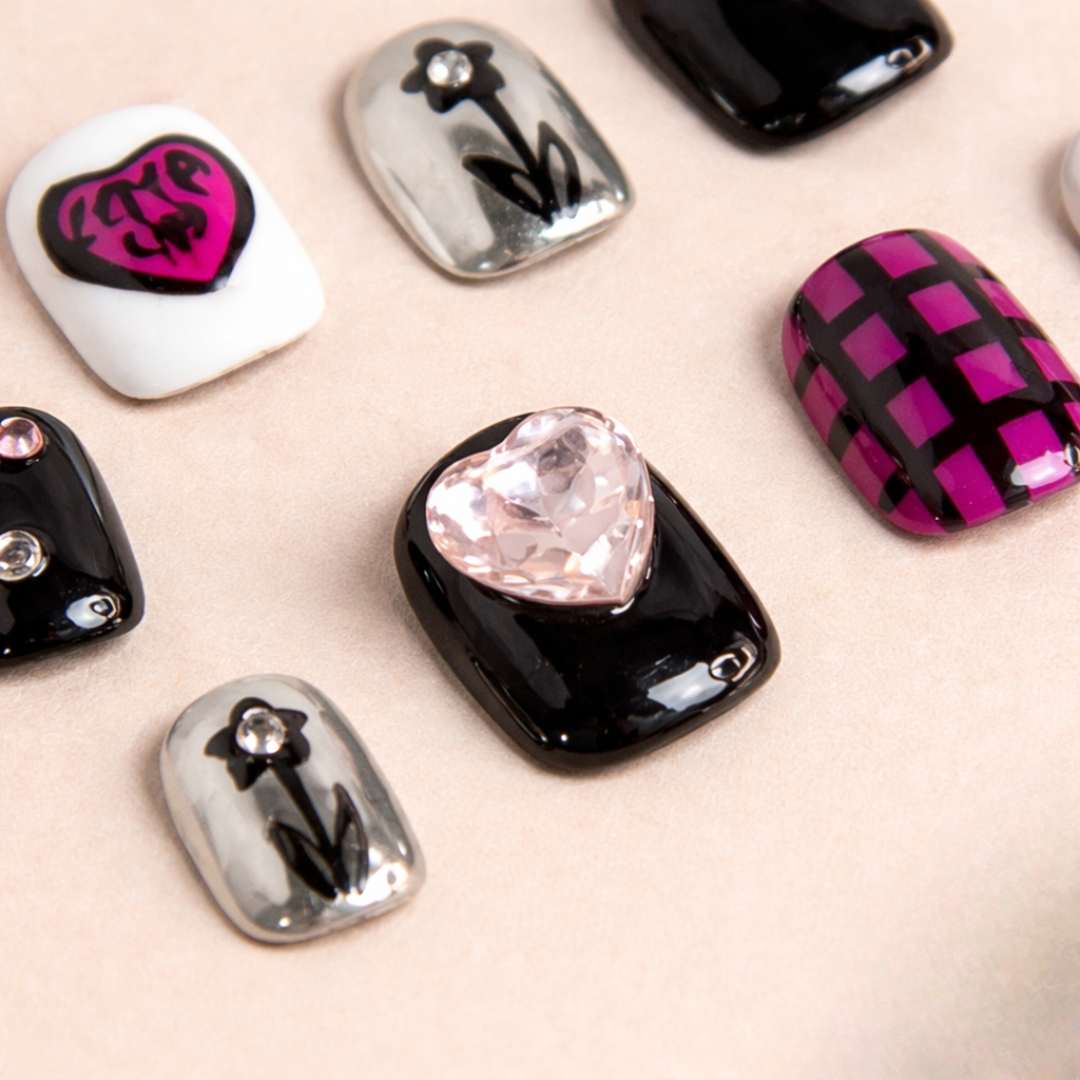 Détail ongles press-on Rose Y2K – finition glossy et éléments décoratifs tendance