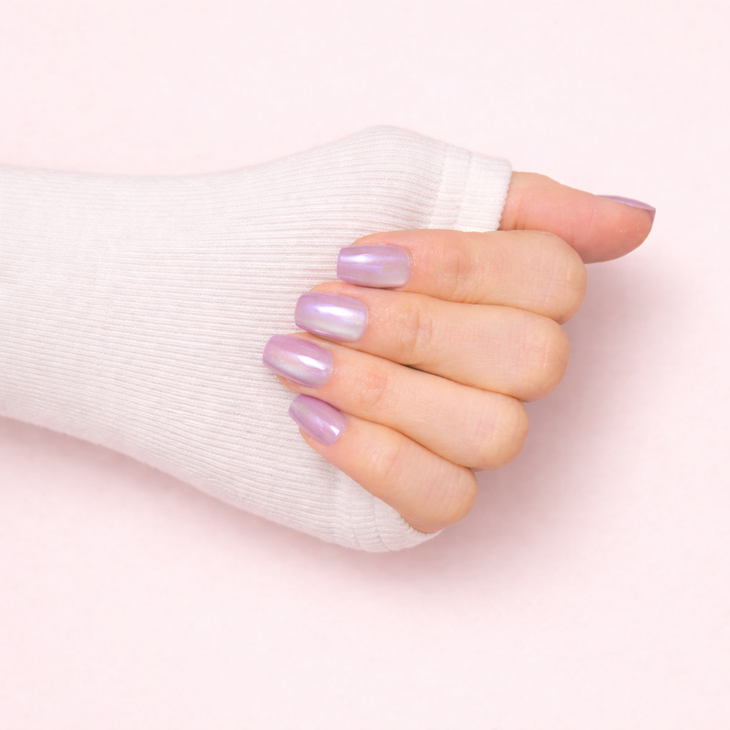 Ongles press-on Violet Serein sur main – manucure violet doux effet élégant