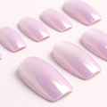 Détail ongles press-on Violet Serein – finition brillante violet doux
