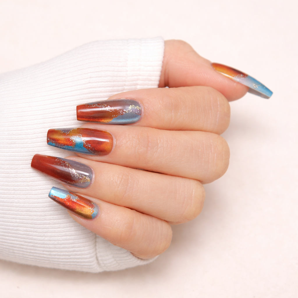 Ongles press-on Voile Ambré sur main – manucure naturelle teinte chaude effet lumineux