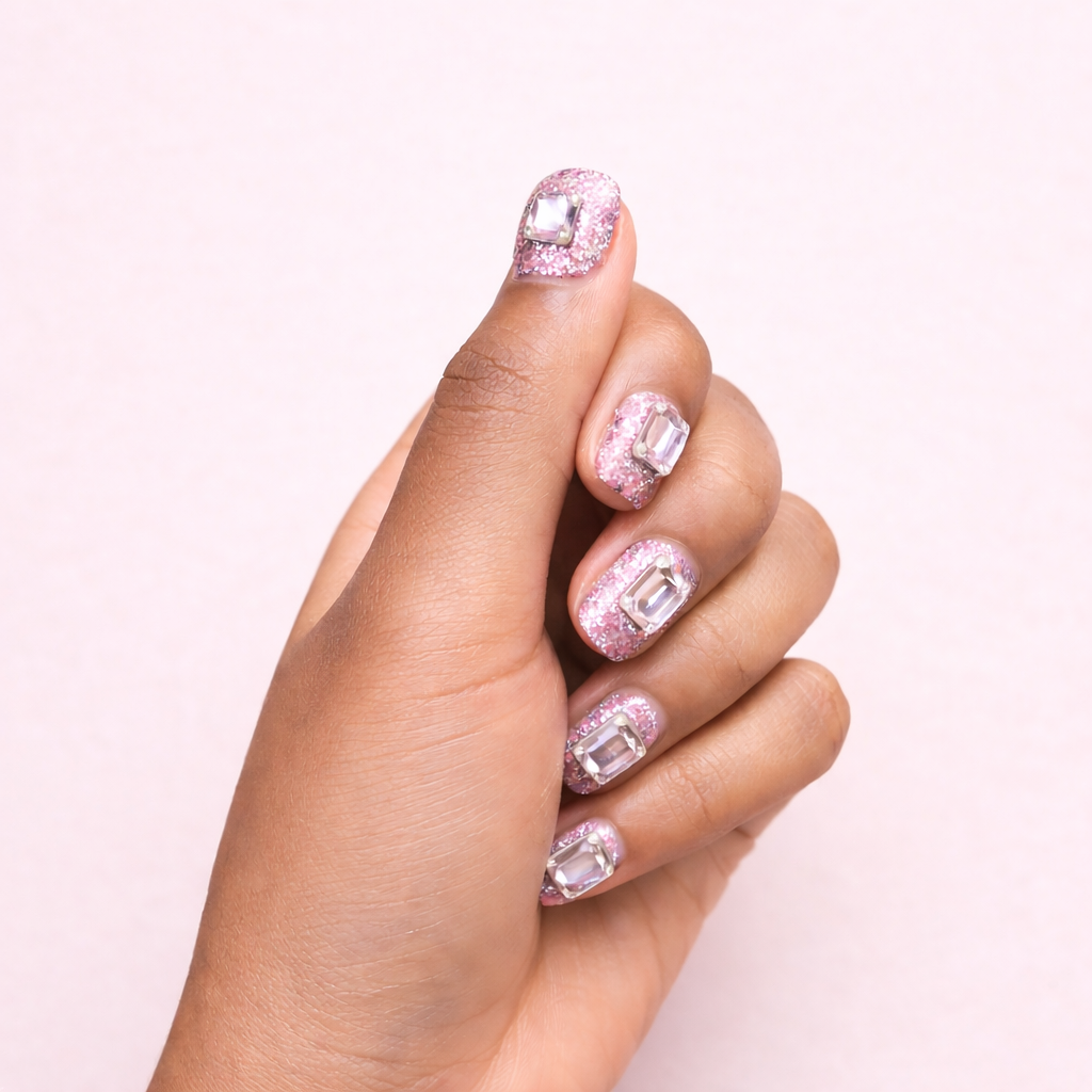 Nail art scintillante avec pierres precieuses MB beauty