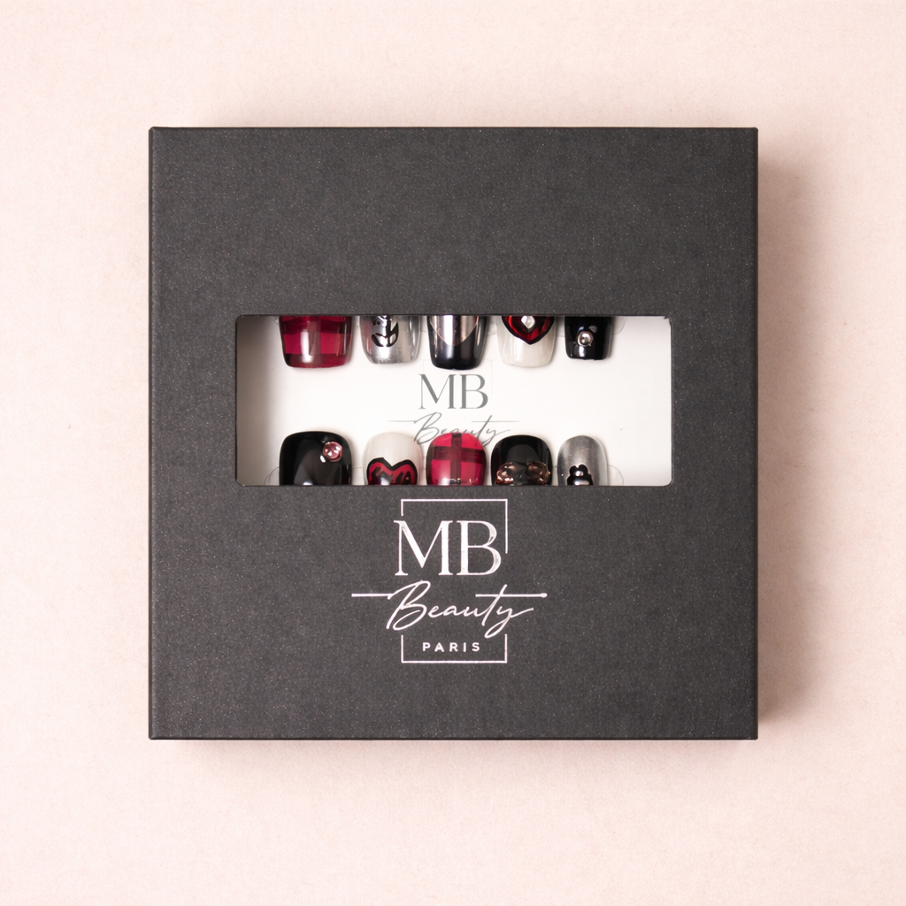 Boîte MB Beauty avec ongles press-on Rose Y2K rose glossy