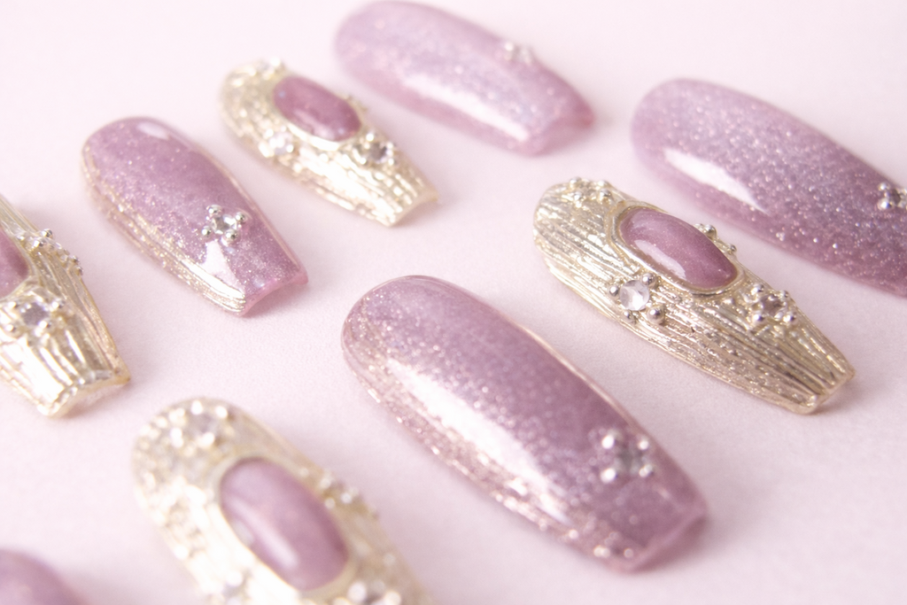 Détail Aura Rosé faux ongles press-on rose nacré et ornements dorés