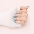 Bleu Céleste – faux ongles press-on bleu et doré portés sur la main | MB Beauty