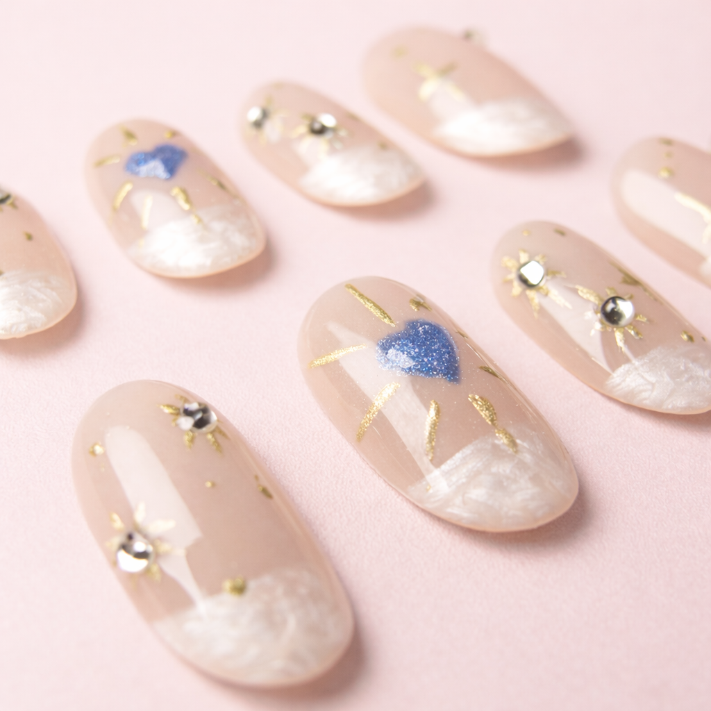 Détails Cœur Astral – cœur bleu, strass et accents dorés sur faux ongles press-on