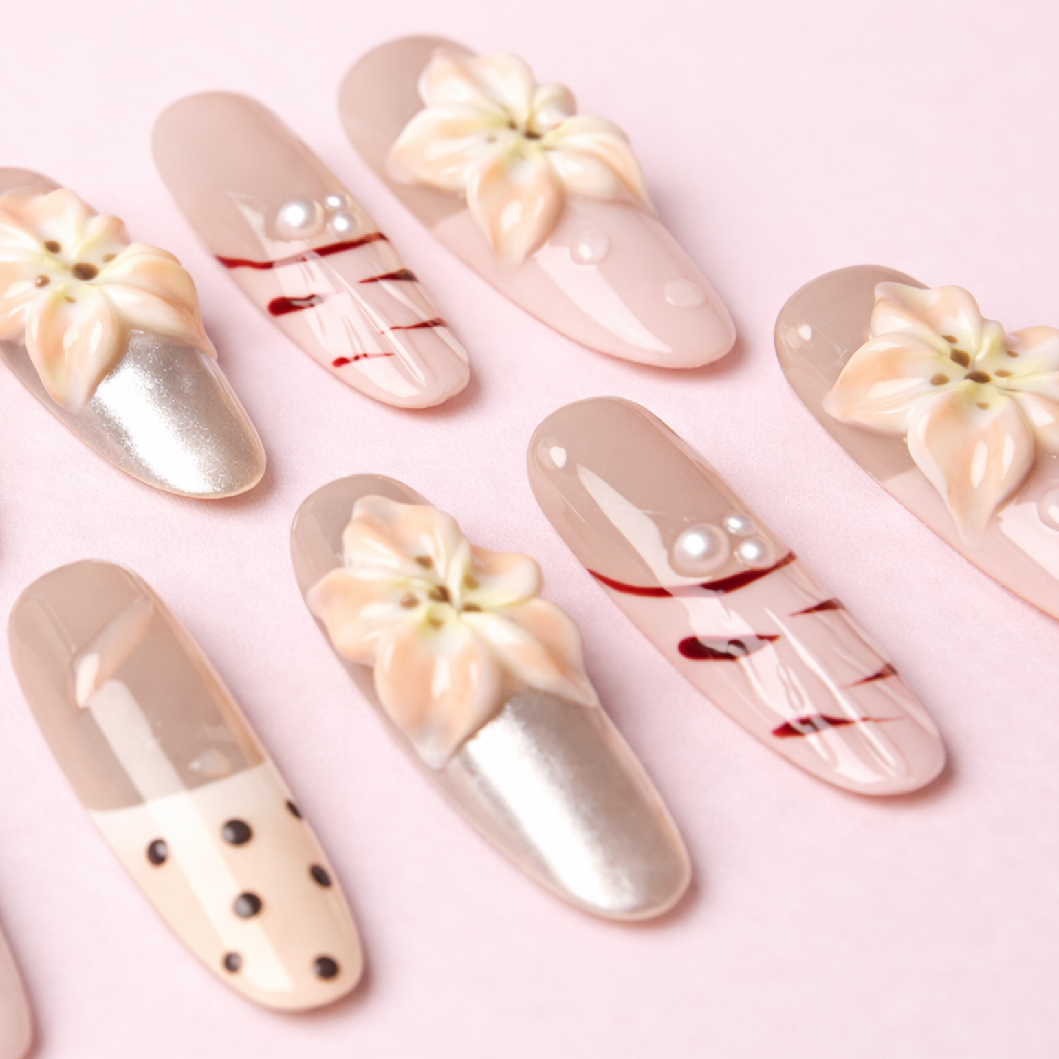Détail rapproché des faux ongles press-on Dolce Fleur avec fleurs 3D et perles – MB Beauty