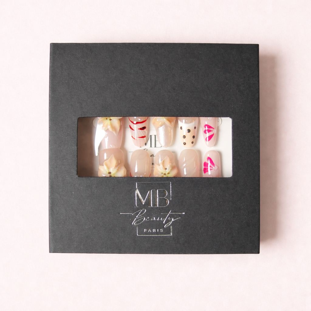 Coffret MB Beauty Dolce Fleur avec faux ongles press-on roses et fleuris