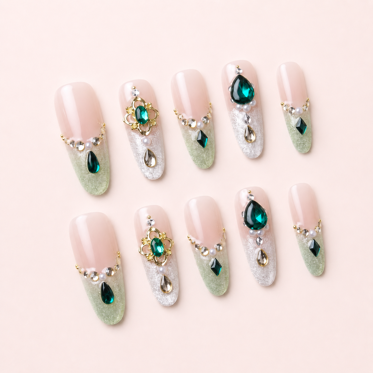Set Éclat d’Émeraude faux ongles press-on nude vert émeraude et détails dorés